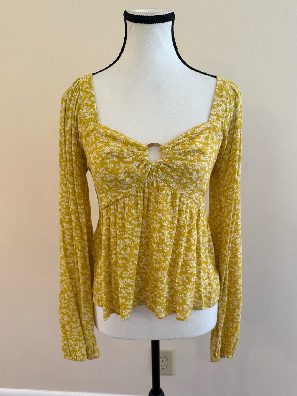 American Eagle Mustard Yellow Floral Keyhole Peplum Top size XS